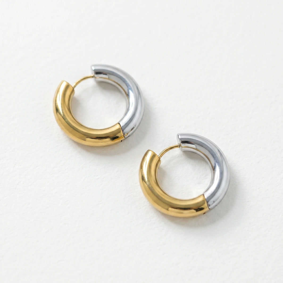 QIAOREN 12404 Elegant Quiet Luxury Two-Tone Gold Silver Hoops Stainless Steel Sleek Split Bi-Color Chunky Statement Earrings