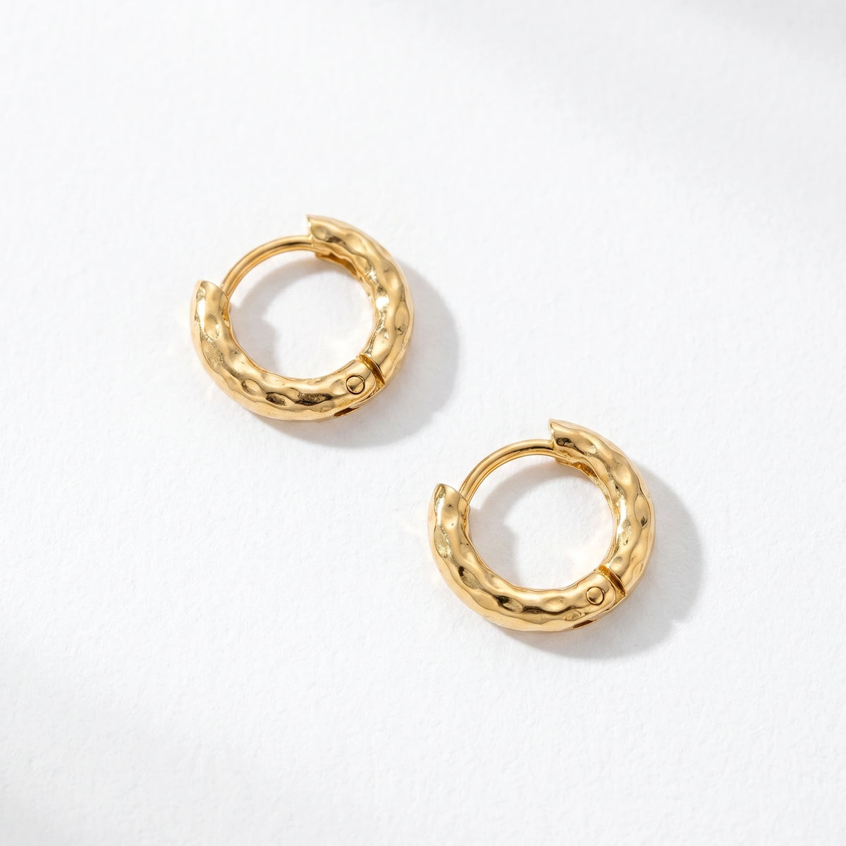 QIAOREN 12504  Elegant Quiet Luxury Molten Gold Huggie Earrings Stainless Steel Small Textured Statement Hoops EU