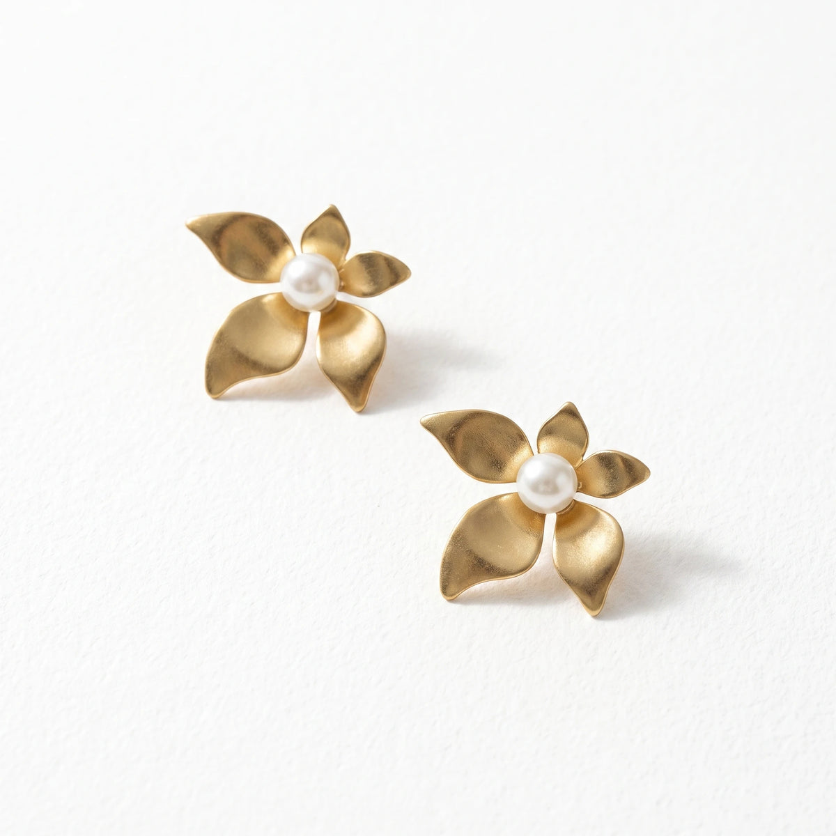 QIAOREN 13999 Matte Gold Five Petal Flower Stud Earrings with Central Round Pearl Inlay, Floral Pearl Ear Stud Jewelry Gift