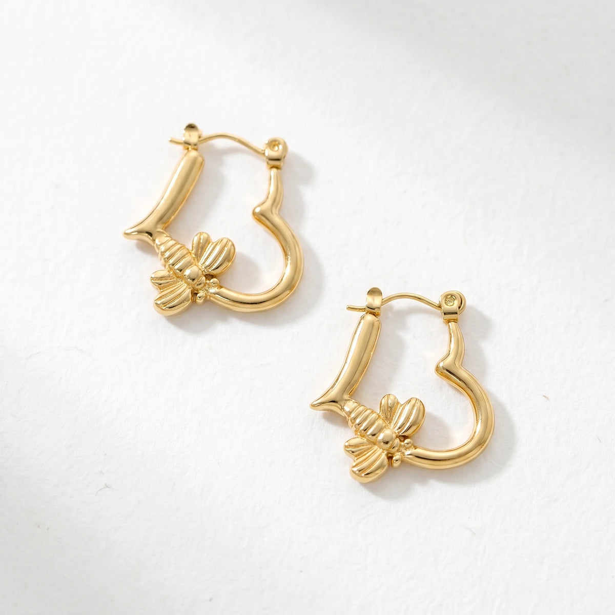 QIAOREN 12541 Sweet Bee Charm Hollow Heart Huggie Hoops Stainless Steel 18K Gold Plated Trendy Click Earrings Daily Outfit