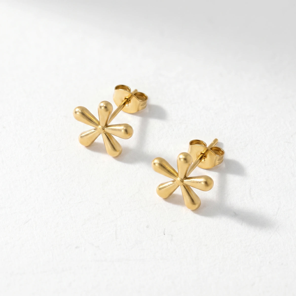 QIAOREN 11793Elegant Minimalist Matte Gold Flower Earrings Stainless Steel Puffy Floral Studs Jewelry for Women US EU Hot Sale
