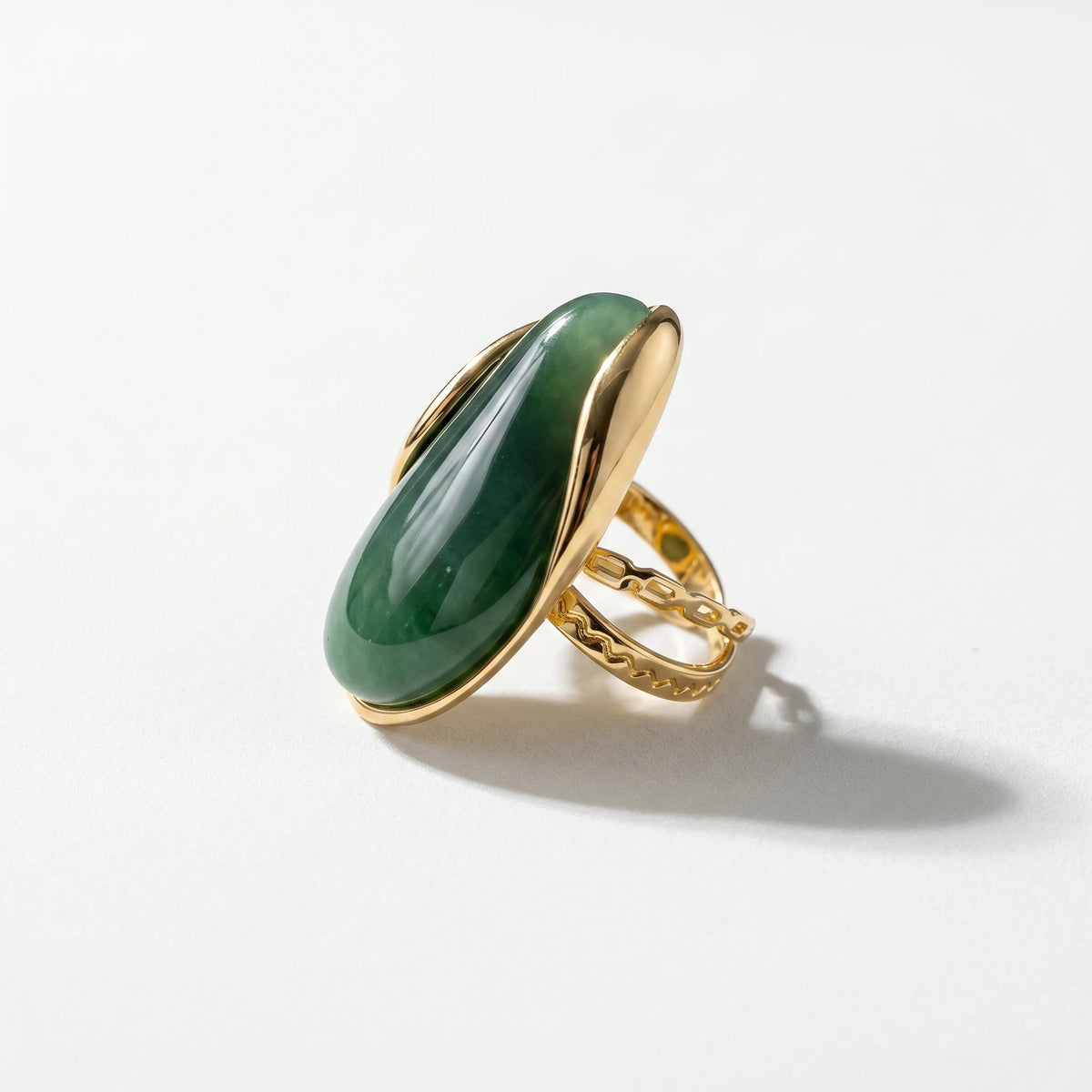 QIAOREN 11307 Hypoallergenic Tarnish Resistant 18K Gold Plated Stainless Steel Irregular Pebble Resin Cocktail Ring