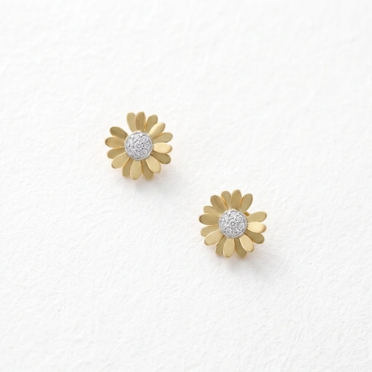 QIAOREN 13962 Stainless Steel Daisy Stud Earrings Gold Flower Earrings with CZ Center Dainty Jewelry for Women