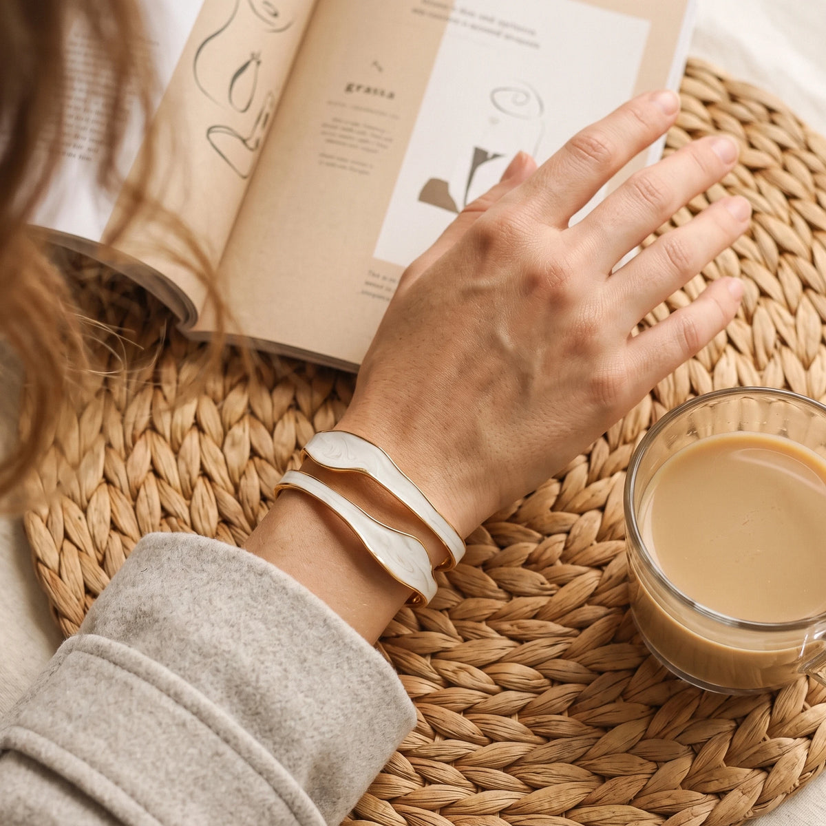 QIAOREN 14116 Stainless Steel White Enamel Wave Open Cuff Bracelet Gold Waterproof Jewelry OEM ODM