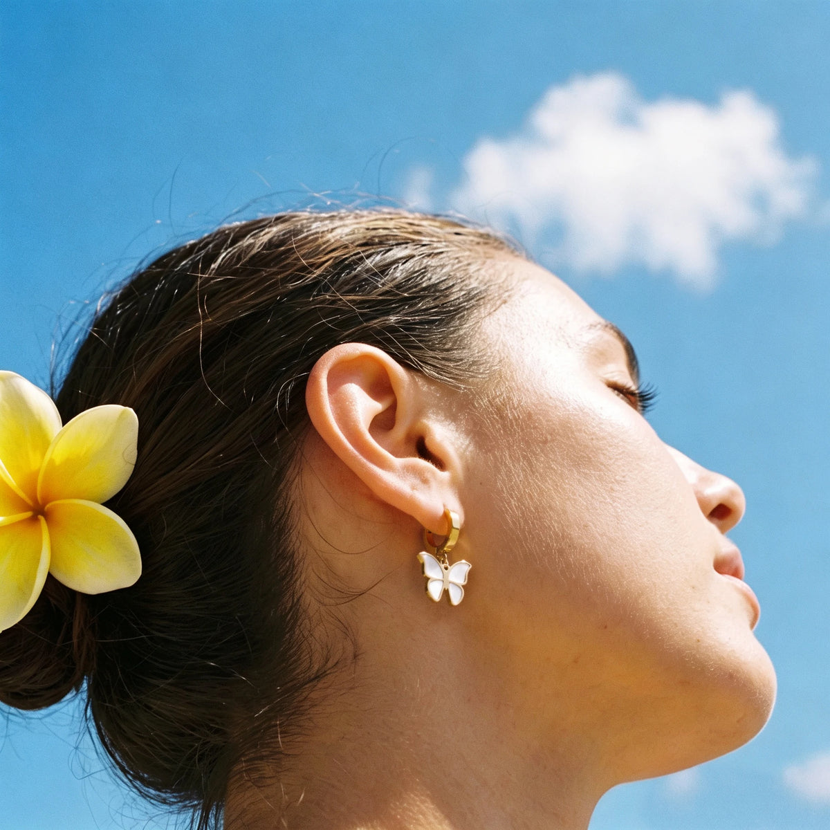 QIAOREN 13441 Butterfly Huggie Stud Gold Tone MOP Shell Dangle Earrings Minimal Trendy Ear Jewelry Women Daily Stackable Gift