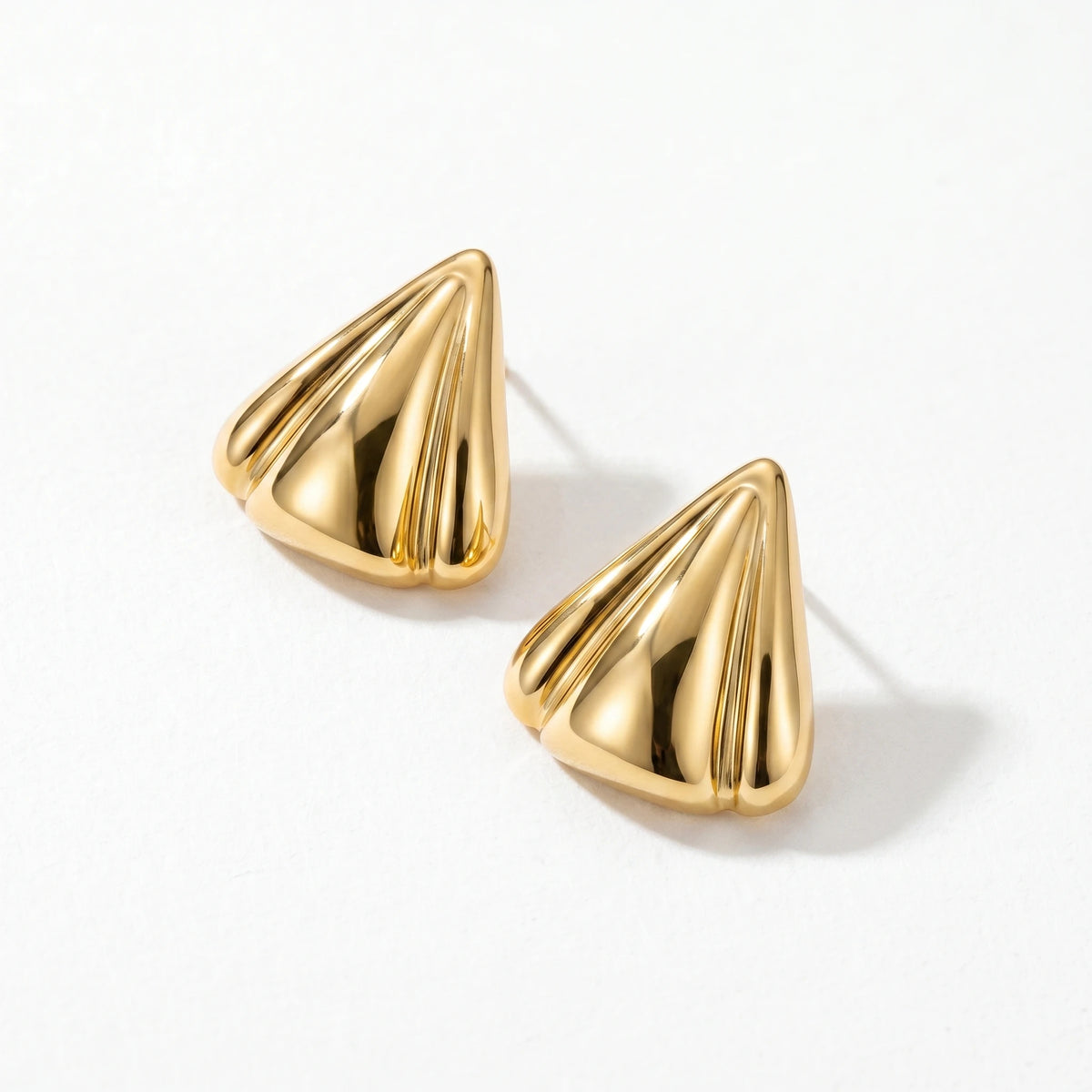 QIAOREN 10939 Sculptural Shell Stud Earrings 18K Gold Plated Stainless Steel Women's Geometric Contemporary Minimalist